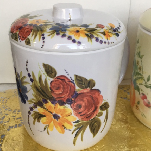 NWOT set of two super size melamine mugs with lids - Picture 2 of 5